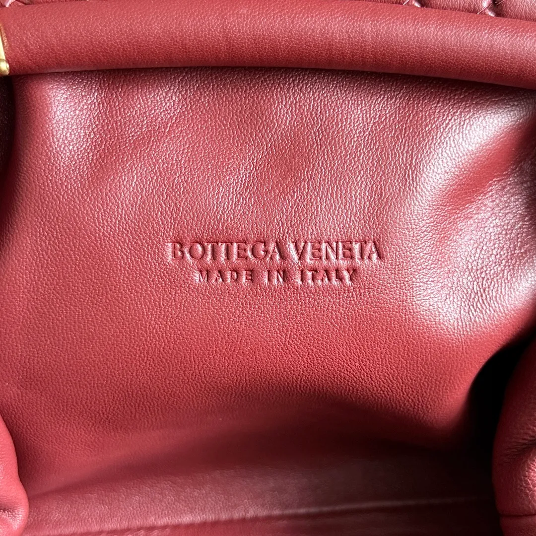 Batch 1880 BOTTEGA VENETA LAUREN 1980 small clutch bag is new! The small size that many people squat on is finally here. The self-adjustable zipper is a highlight of this bag. After being removed, it can be used as a handbag for important occasions. One bag unlocks two carrying methods at the same time. It is practical and has a unique sense of structure and beautiful lines. It is more elegant than a small cloud. It is a tribute to the classics and the pursuit of modernity. Style number: 804038 Size: 27*15*8cm